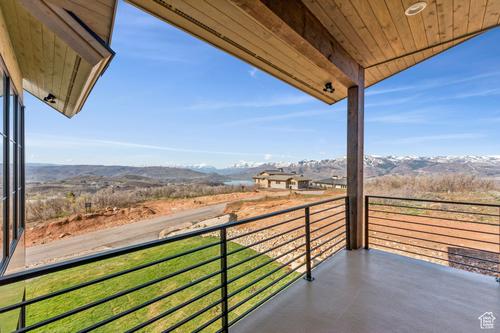 Balcony featuring a mountain view