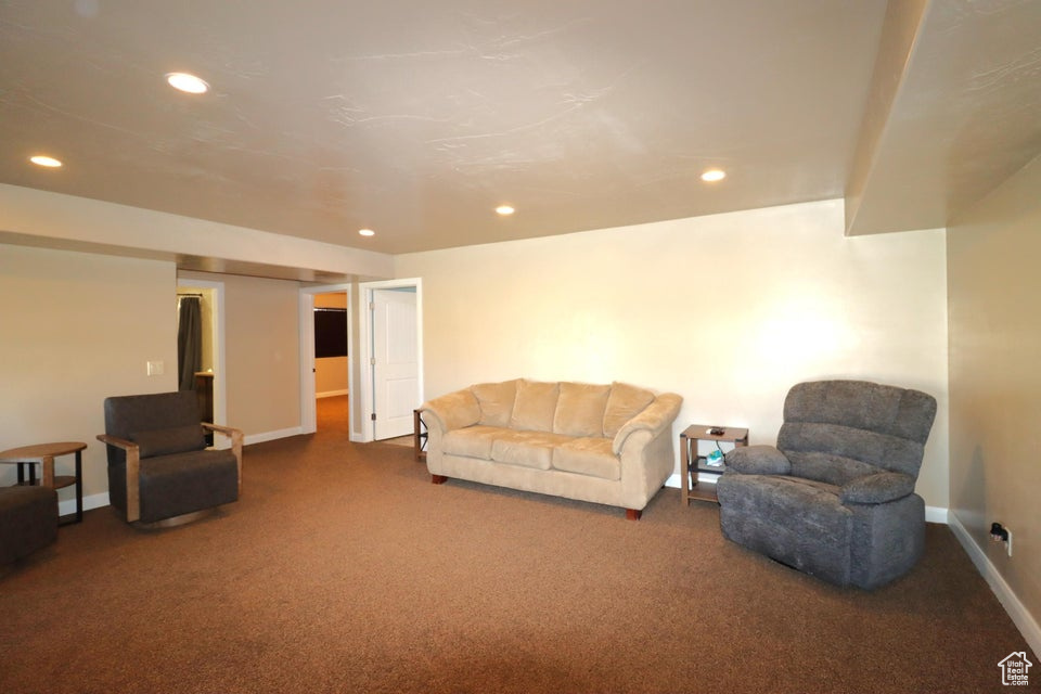 Living room with baseboards, carpet flooring, and recessed lighting