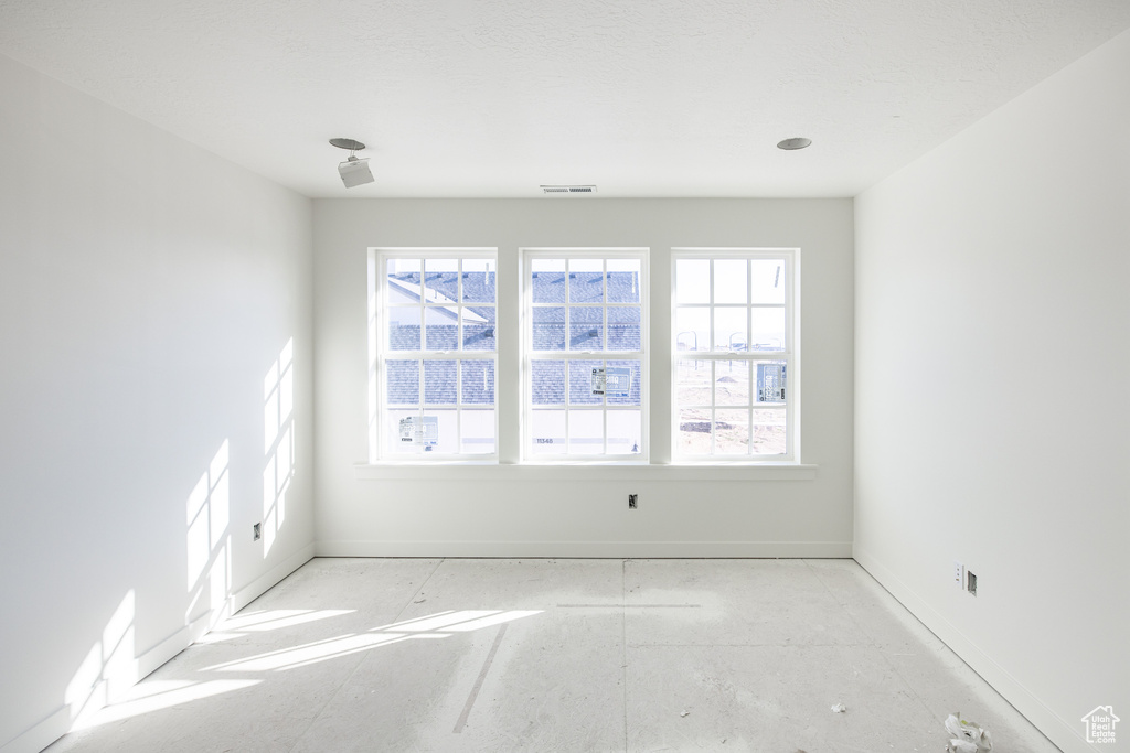 Spare room with visible vents and baseboards