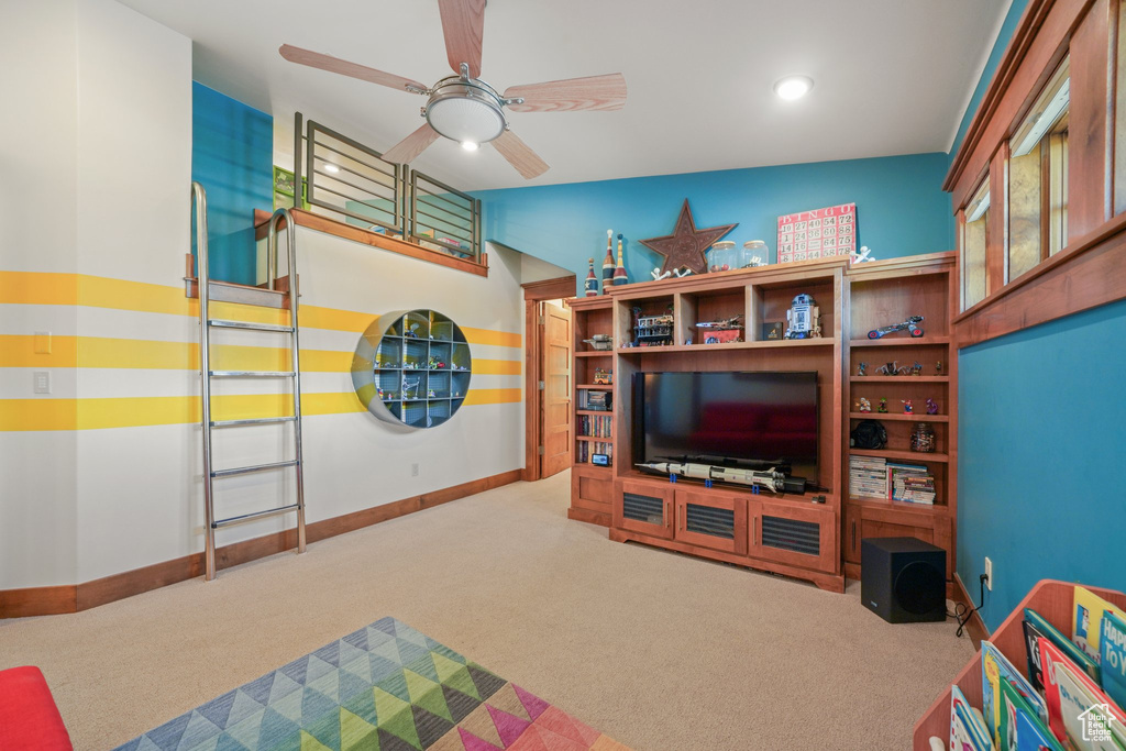 Living room with carpet floors, a ceiling fan, baseboards, and recessed lighting