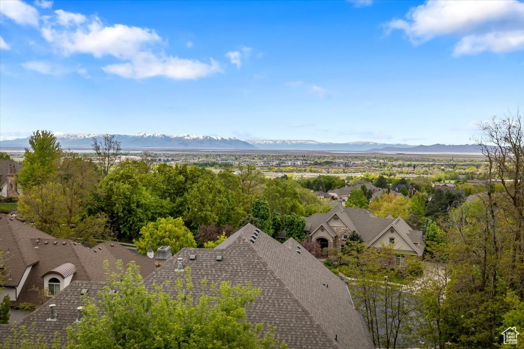 Birds eye view of property featuring a mountain view