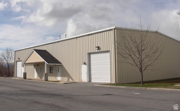 View of front facade with a detached garage