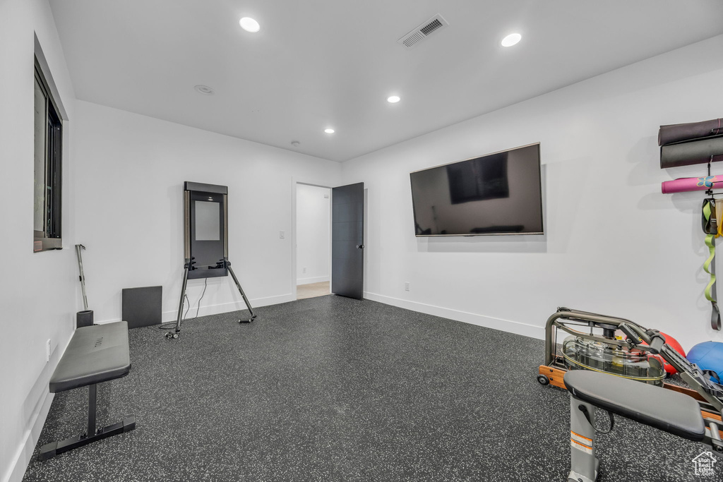 Workout room featuring recessed lighting and baseboards
