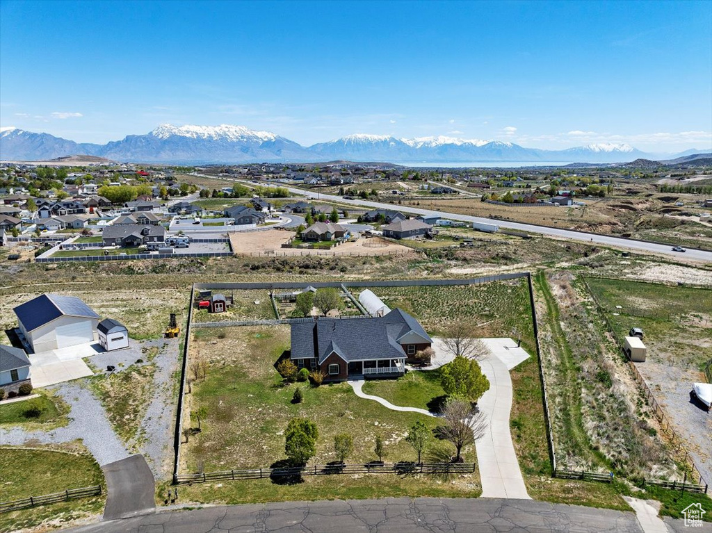 Aerial view with a mountain view