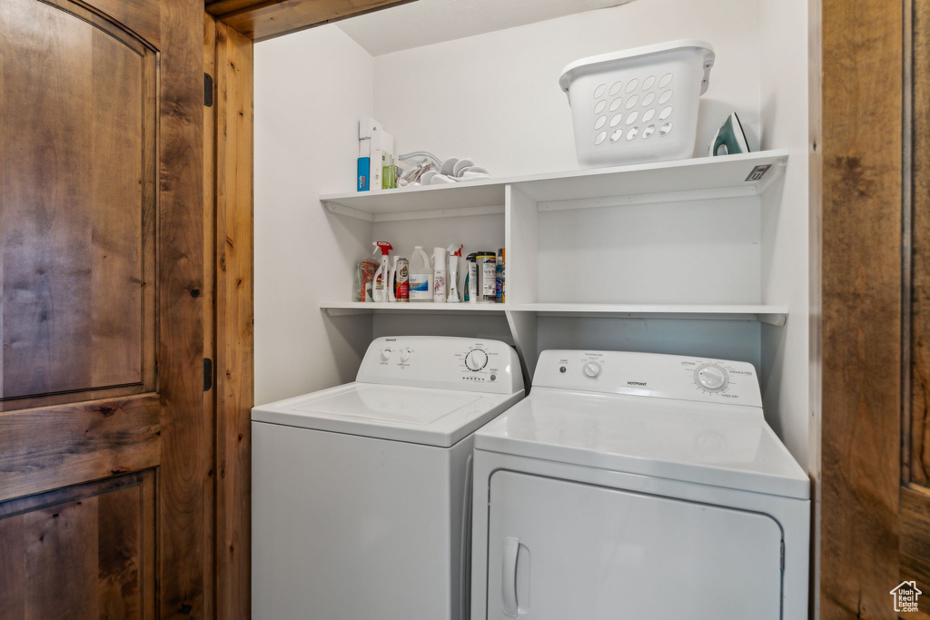 Laundry area with laundry area and independent washer and dryer