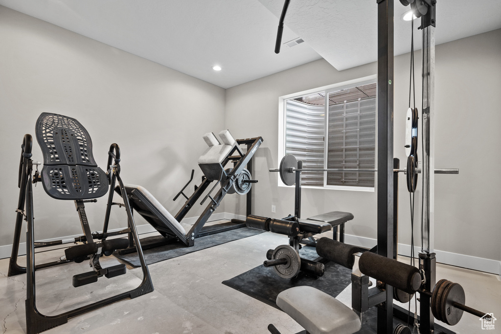 Workout room with visible vents, baseboards, and recessed lighting