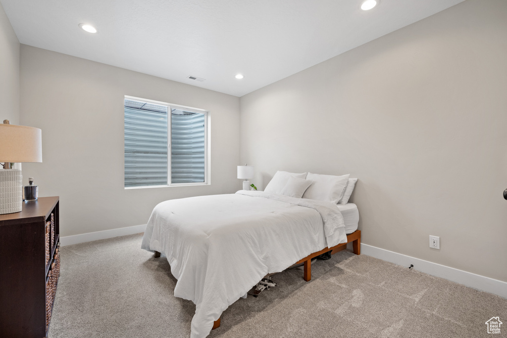 Bedroom with carpet floors, baseboards, visible vents, and recessed lighting
