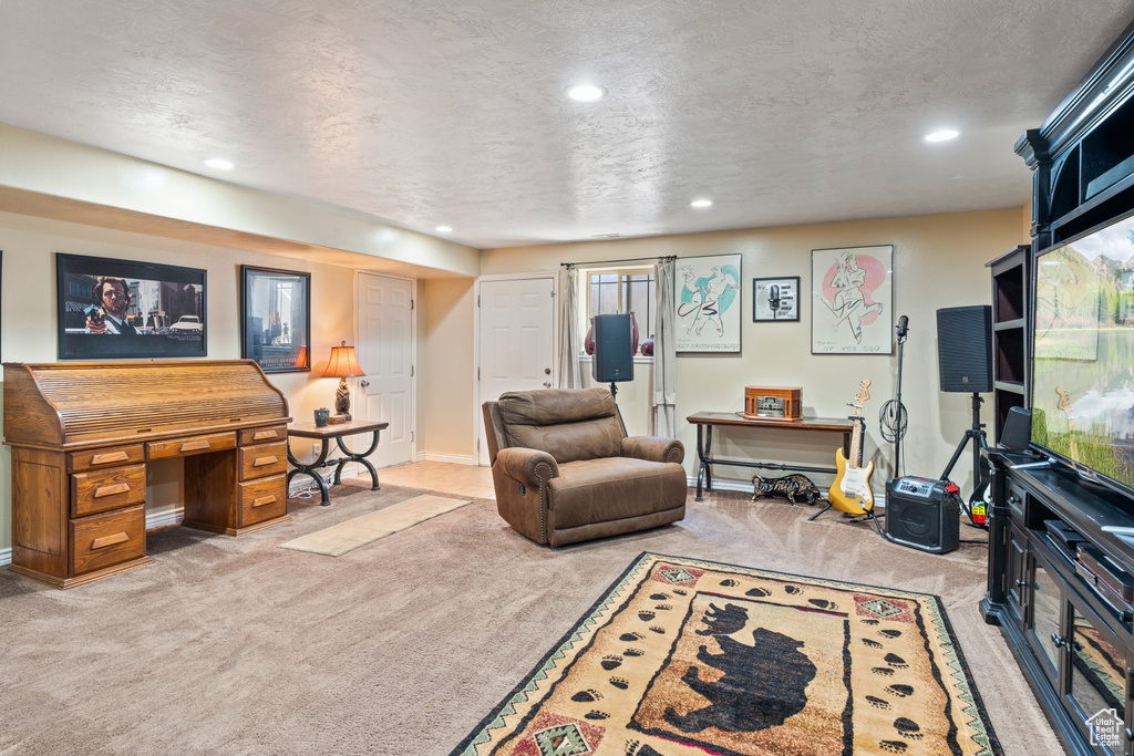Carpeted living room with an office area, recessed lighting, and baseboards