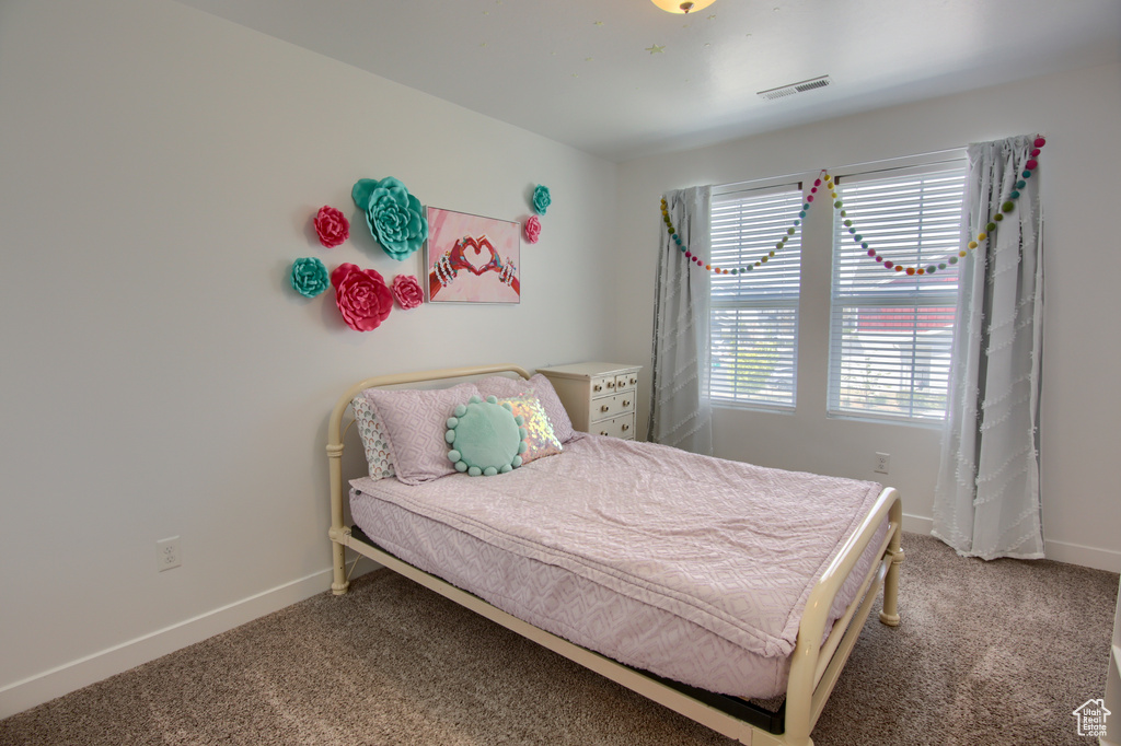 Bedroom with carpet flooring, baseboards, and visible vents