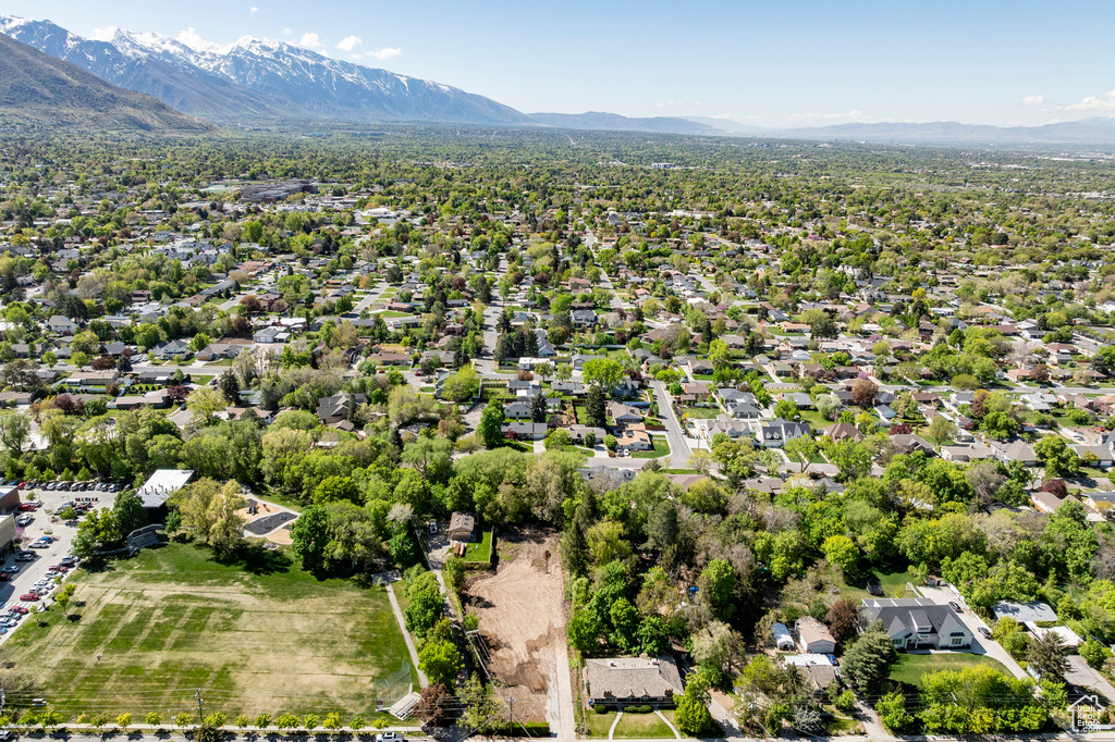 Aerial view with a mountain view