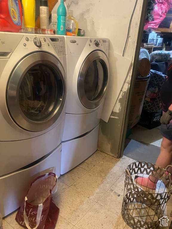 Clothes washing area featuring laundry area and independent washer and dryer