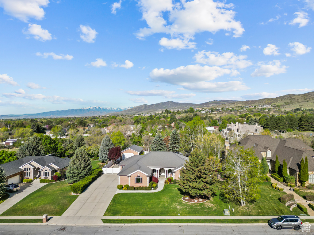 Bird\\\\\\\\\\\\\\\\\\\\\\\\\\\\\\\'s eye view with a residential view and a mountain view