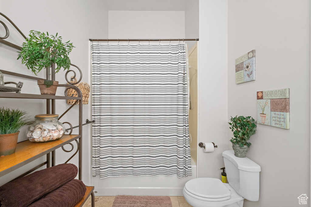 Full bath with shower / tub combo with curtain and toilet
