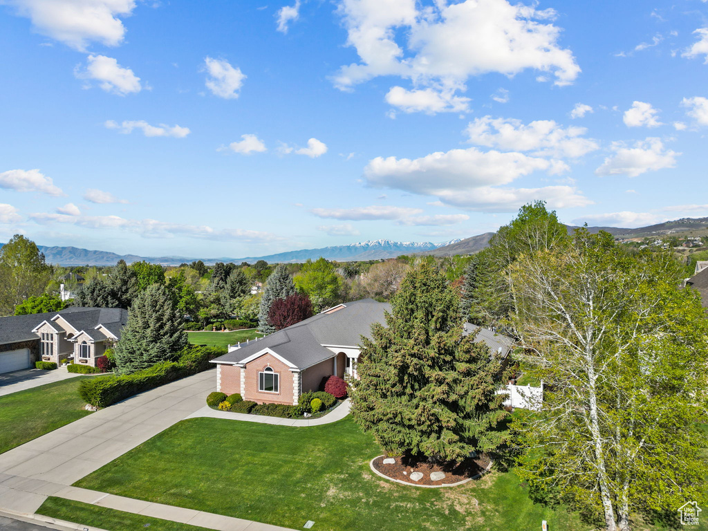Birds eye view of property featuring a mountain view