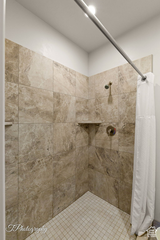 Bathroom featuring tiled shower