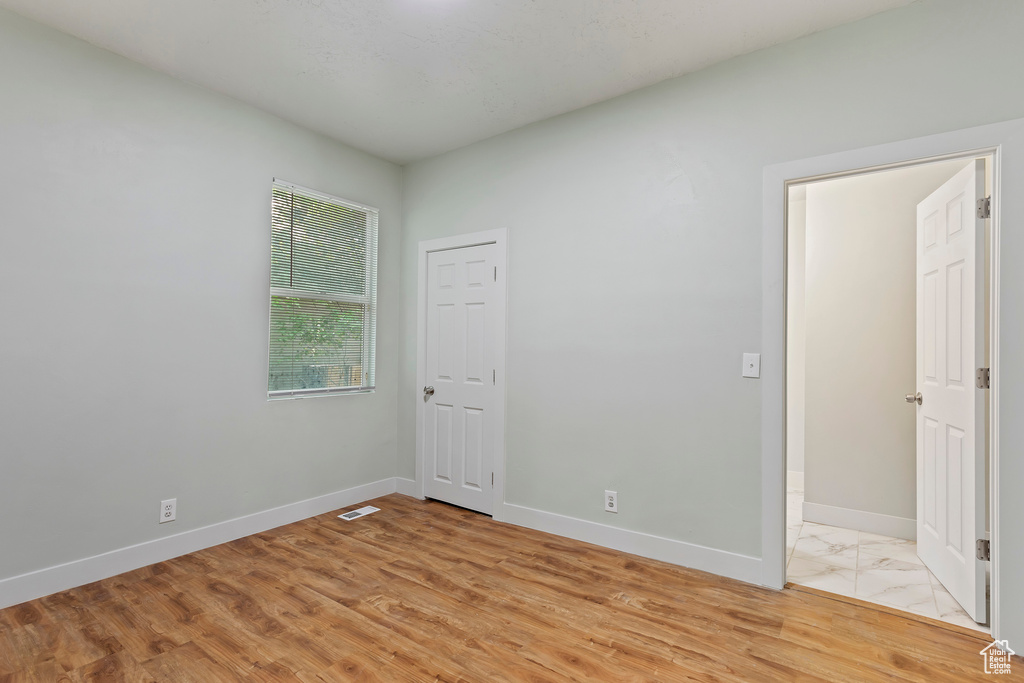 Unfurnished room featuring baseboards and visible vents