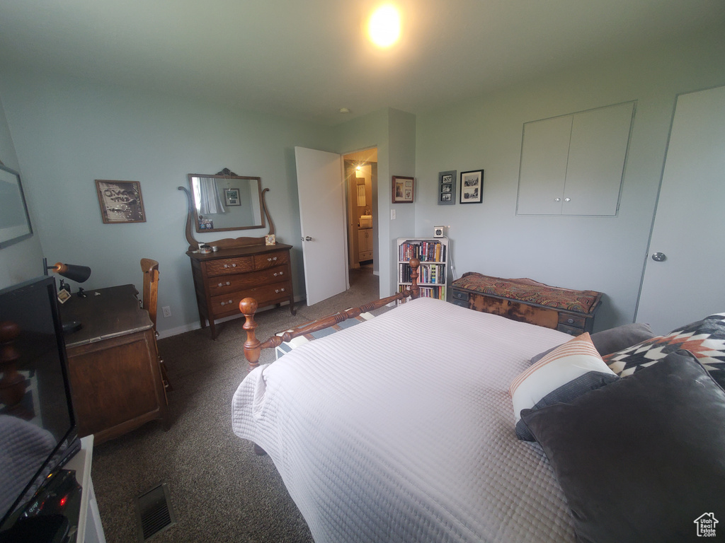 Bedroom with carpet