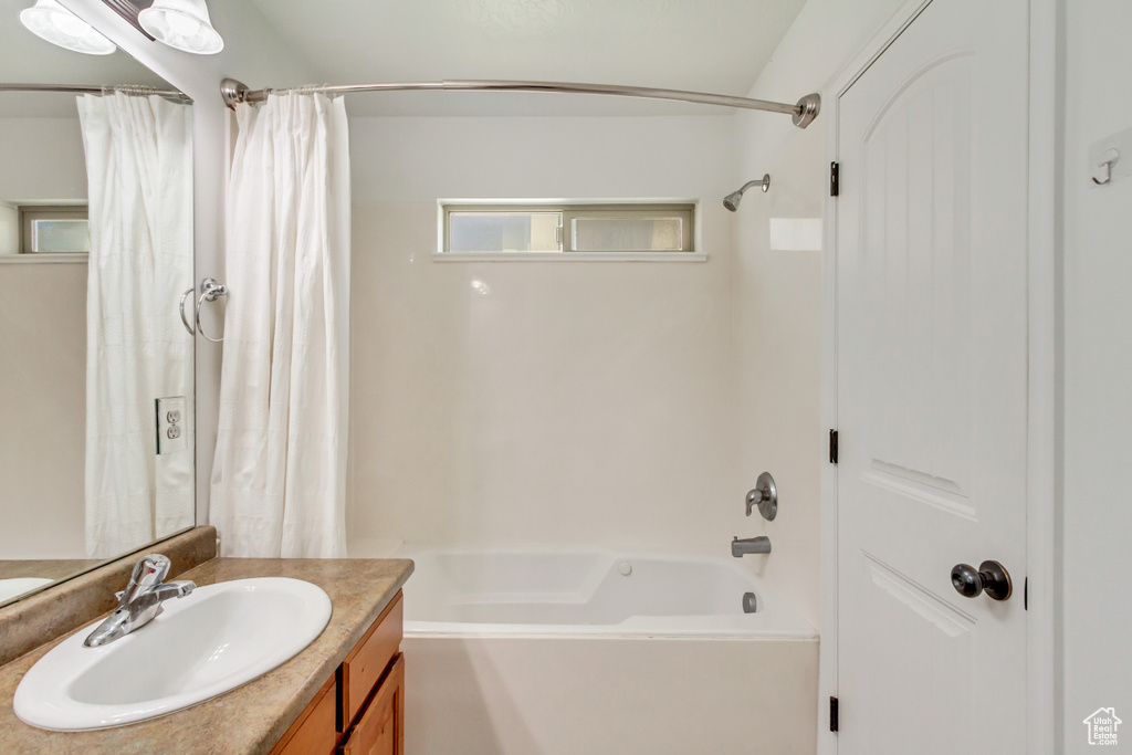 Full bath with vanity and shower / bath combo with shower curtain