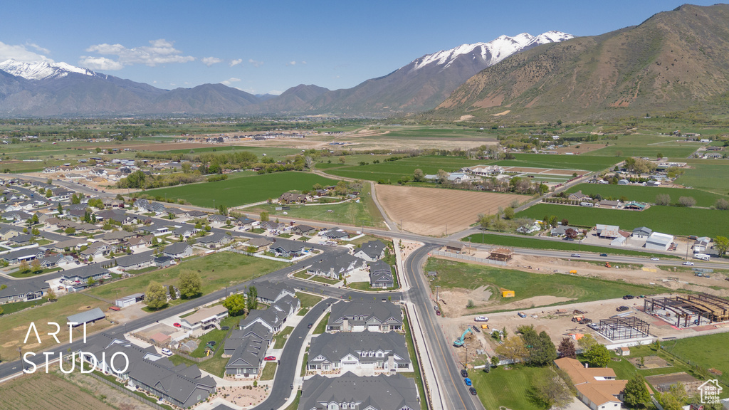 Bird\'s eye view with a mountain view