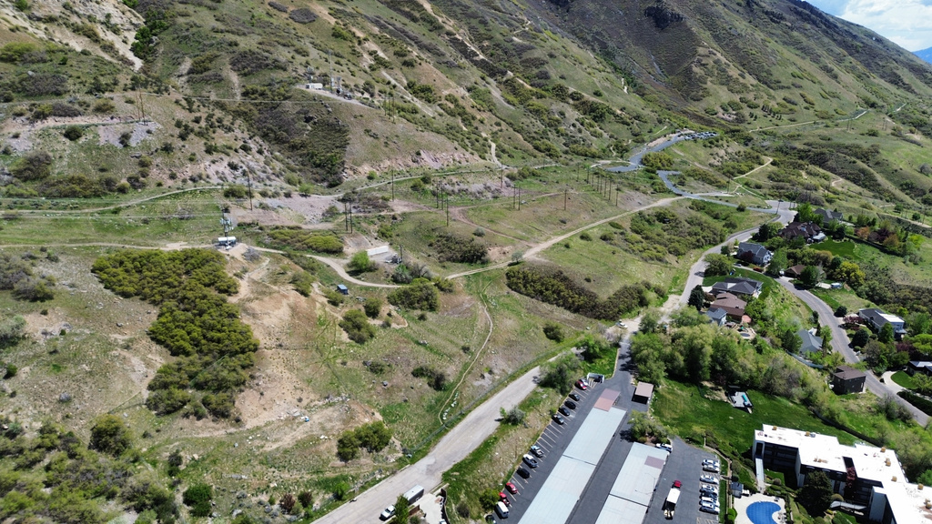 Bird's eye view with a mountain view