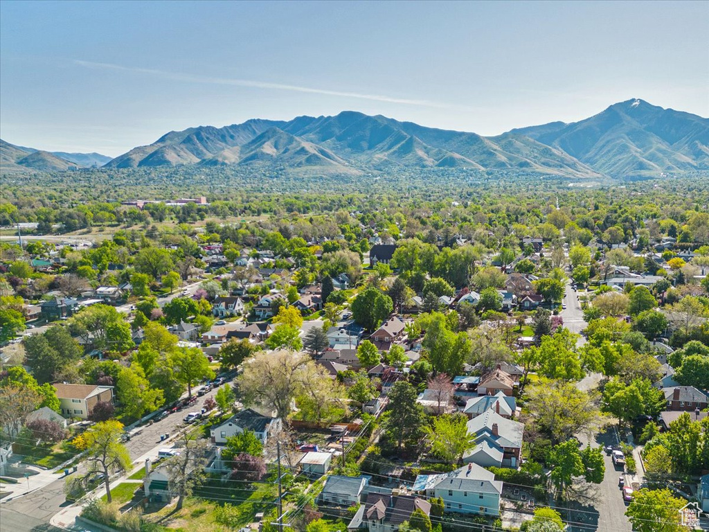 Bird's eye view with a mountain view