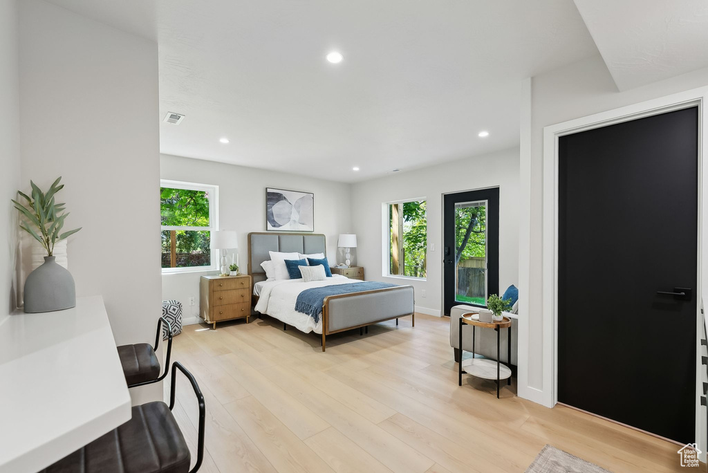 Bedroom featuring visible vents, light wood-style flooring, baseboards, and recessed lighting
