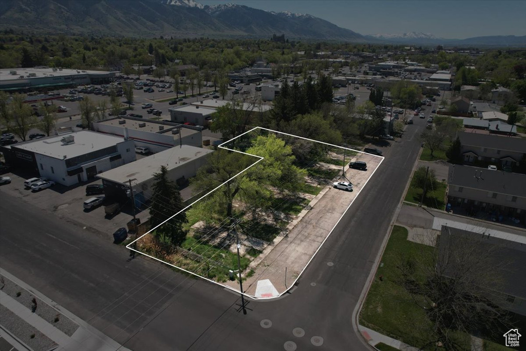 Bird\\\'s eye view with a mountain view