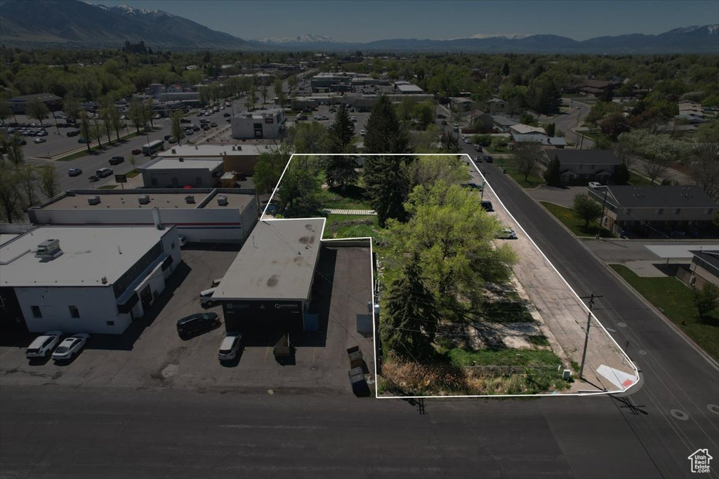 Bird\\\'s eye view featuring a mountain view