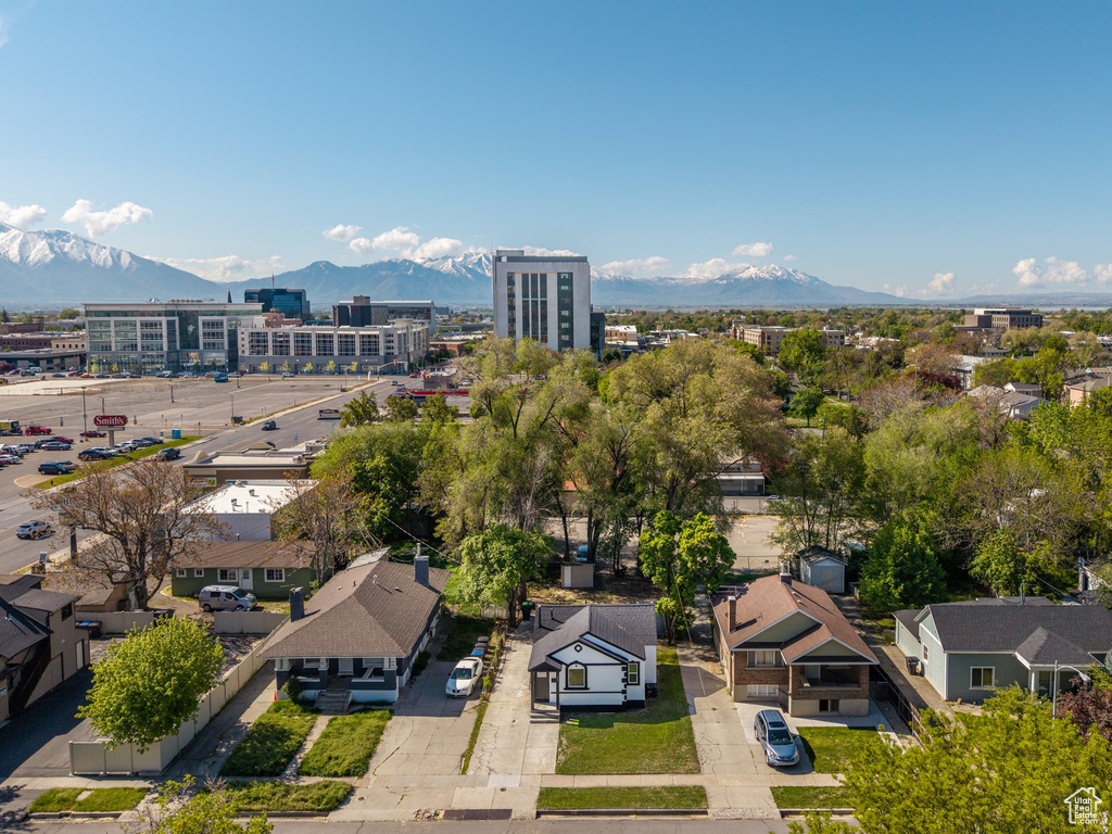 Aerial view with a mountain view