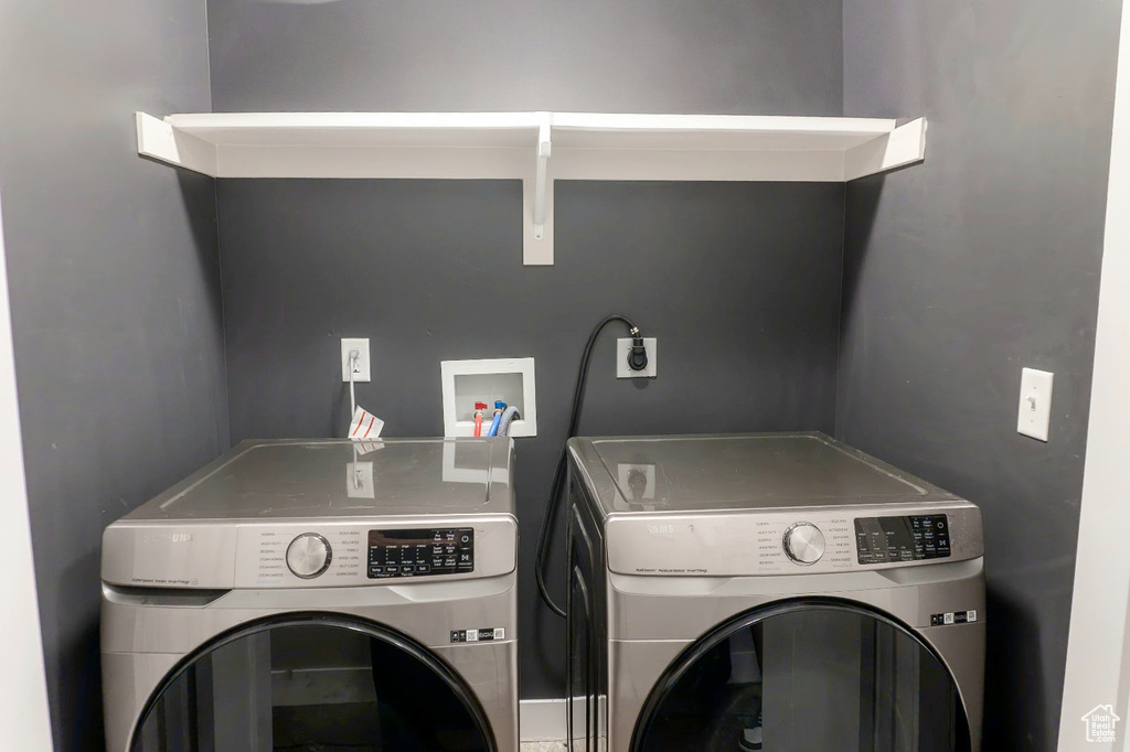 Washroom with independent washer and dryer