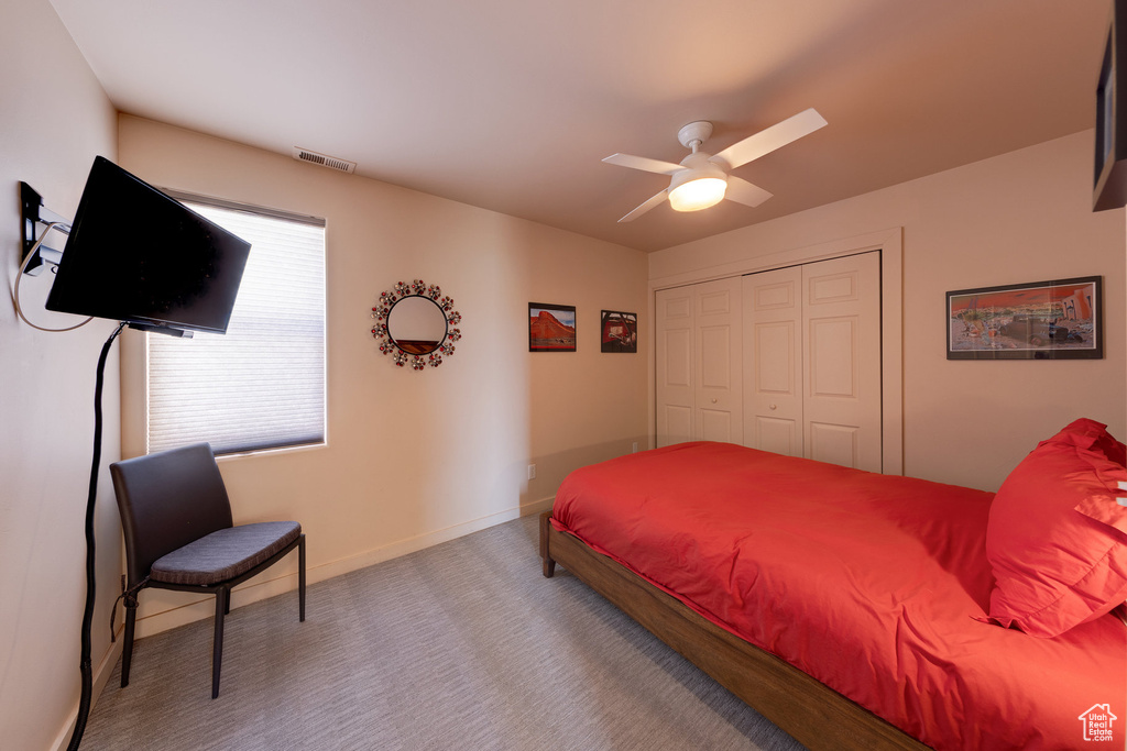Bedroom featuring a ceiling fan, a closet, baseboards, visible vents, and carpet floors