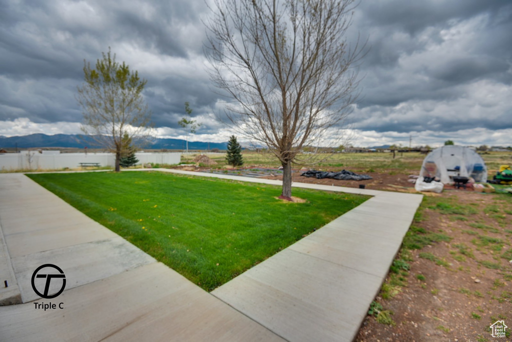 View of yard featuring a mountain view
