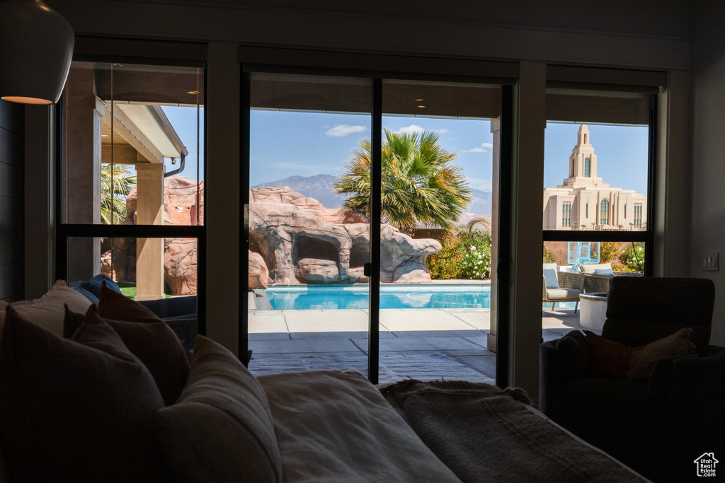 Entryway featuring a mountain view