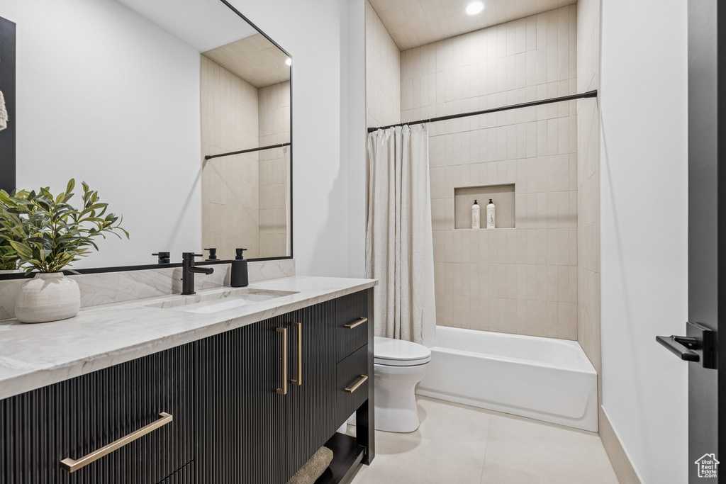 Full bathroom featuring shower / bath combination with curtain, toilet, vanity, and recessed lighting