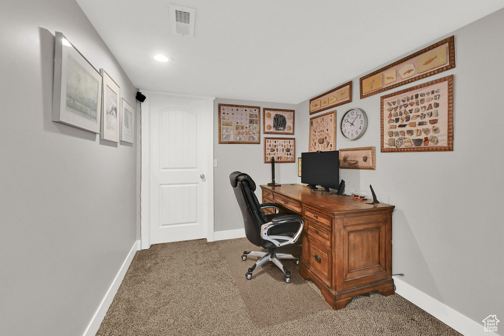 Home office featuring carpet, visible vents, baseboards, and recessed lighting