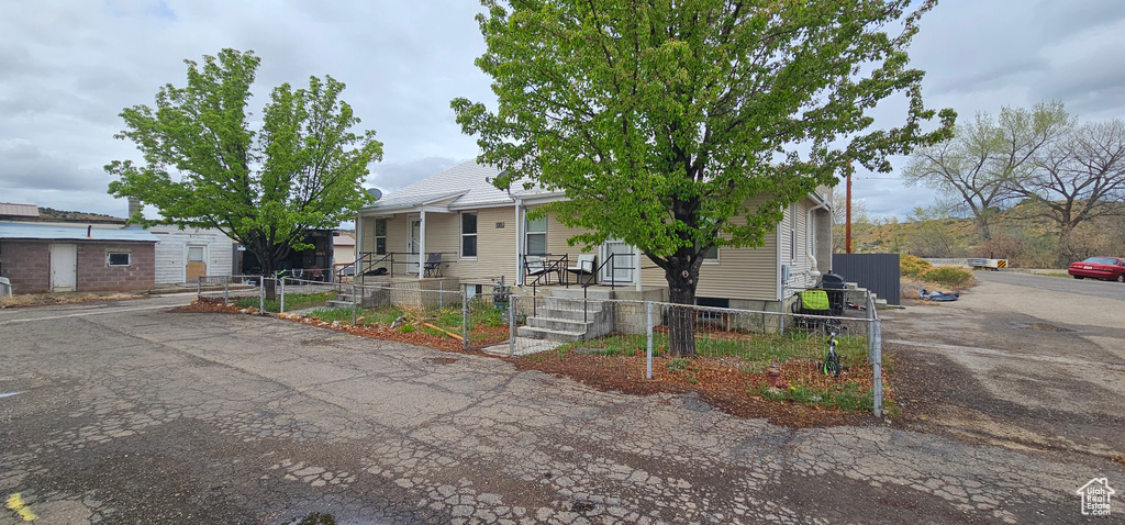 View of front of home featuring a fenced front yard