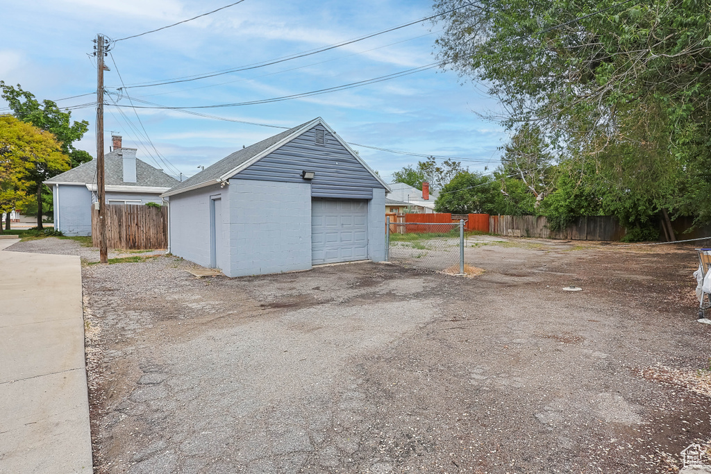 Detached garage with fence and driveway