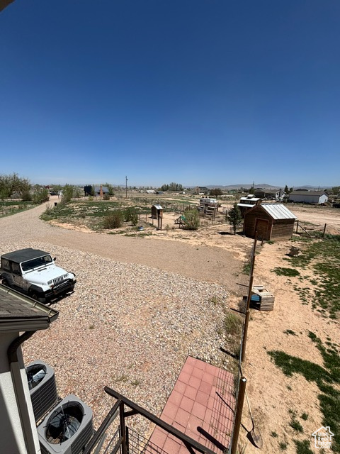 View of yard featuring an outdoor structure