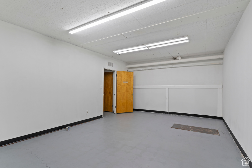 Garage with visible vents and baseboards