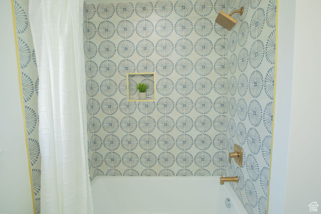Detailed view of shower / tub combo