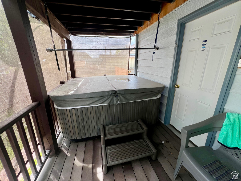 Balcony with a hot tub