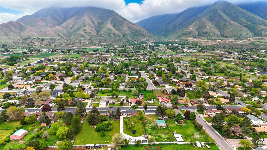 Birds eye view of property featuring a mountain view