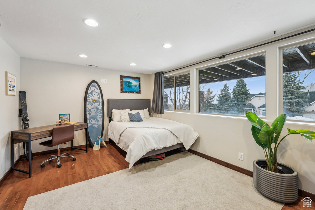 Bedroom featuring multiple windows, visible vents, baseboards, and recessed lighting