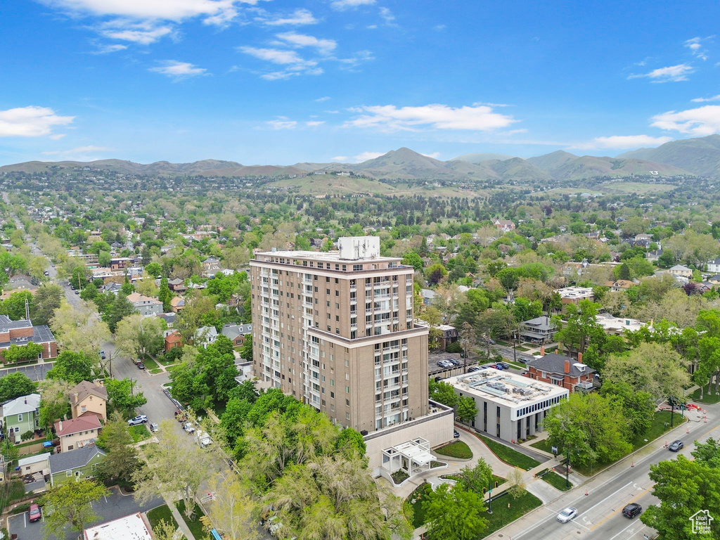 Birds eye view of property featuring a mountain view