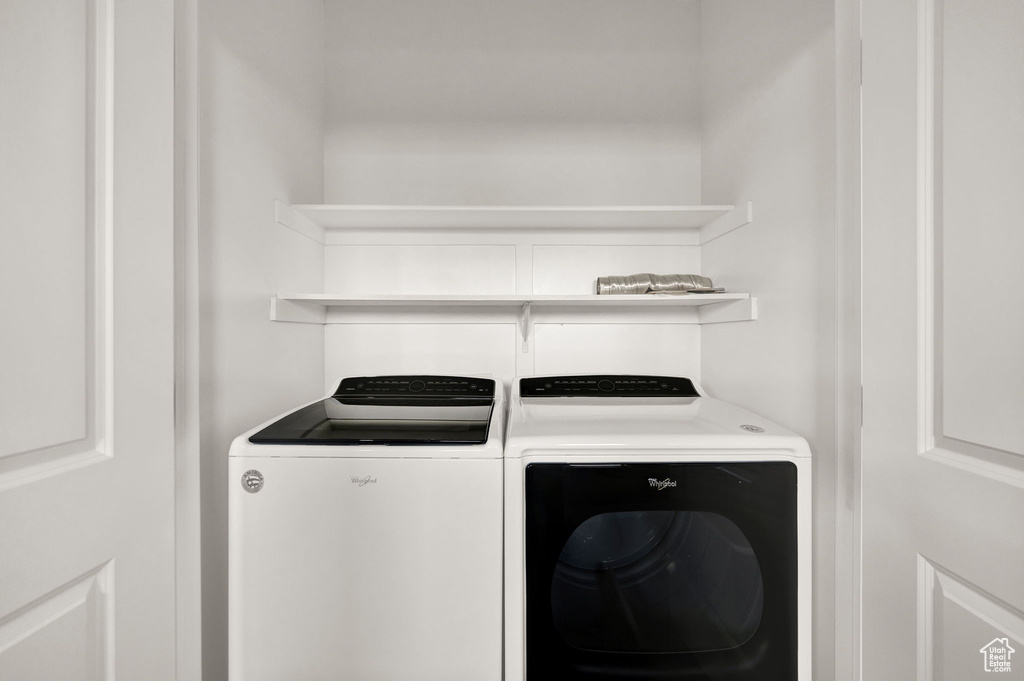 Clothes washing area with laundry area and independent washer and dryer