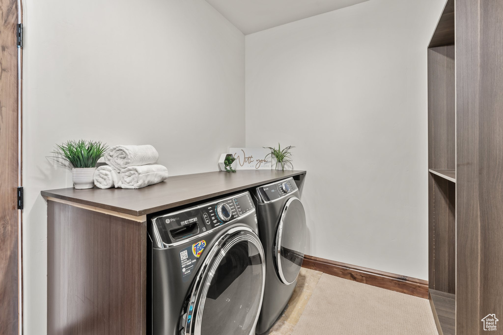 Laundry room featuring laundry area, independent washer and dryer, and baseboards
