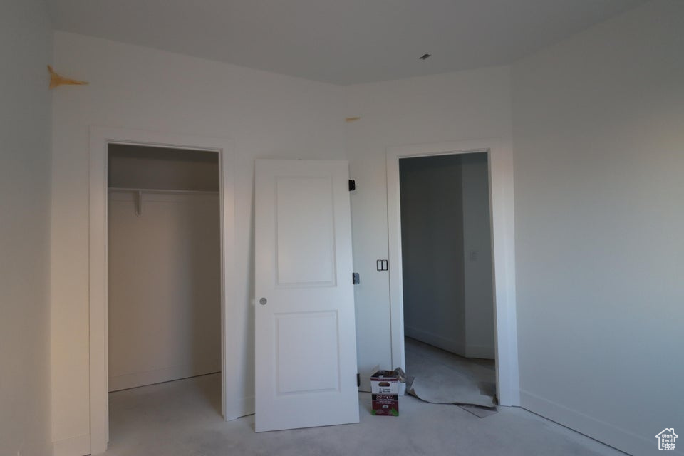 Unfurnished bedroom with carpet flooring and a closet