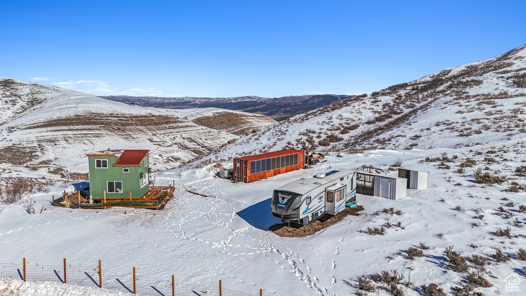 Snowy aerial view with a mountain view