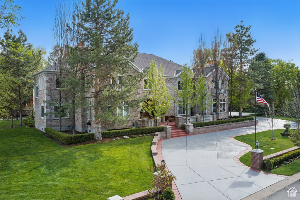 Surrounding community with a yard