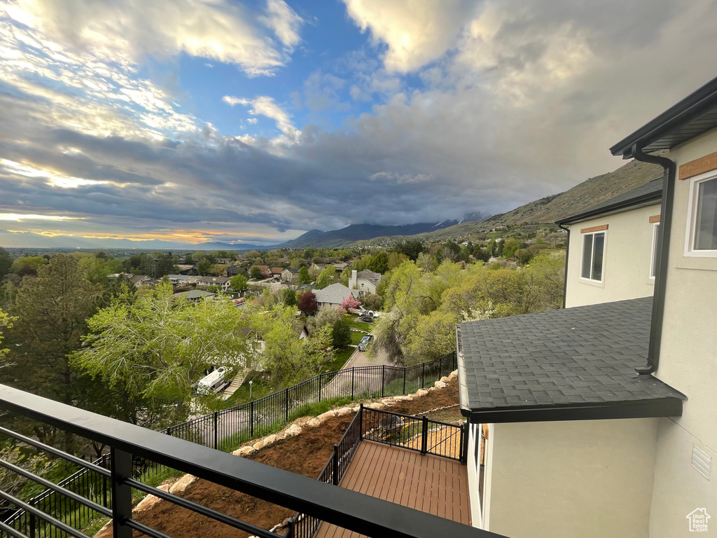 Balcony featuring a mountain view